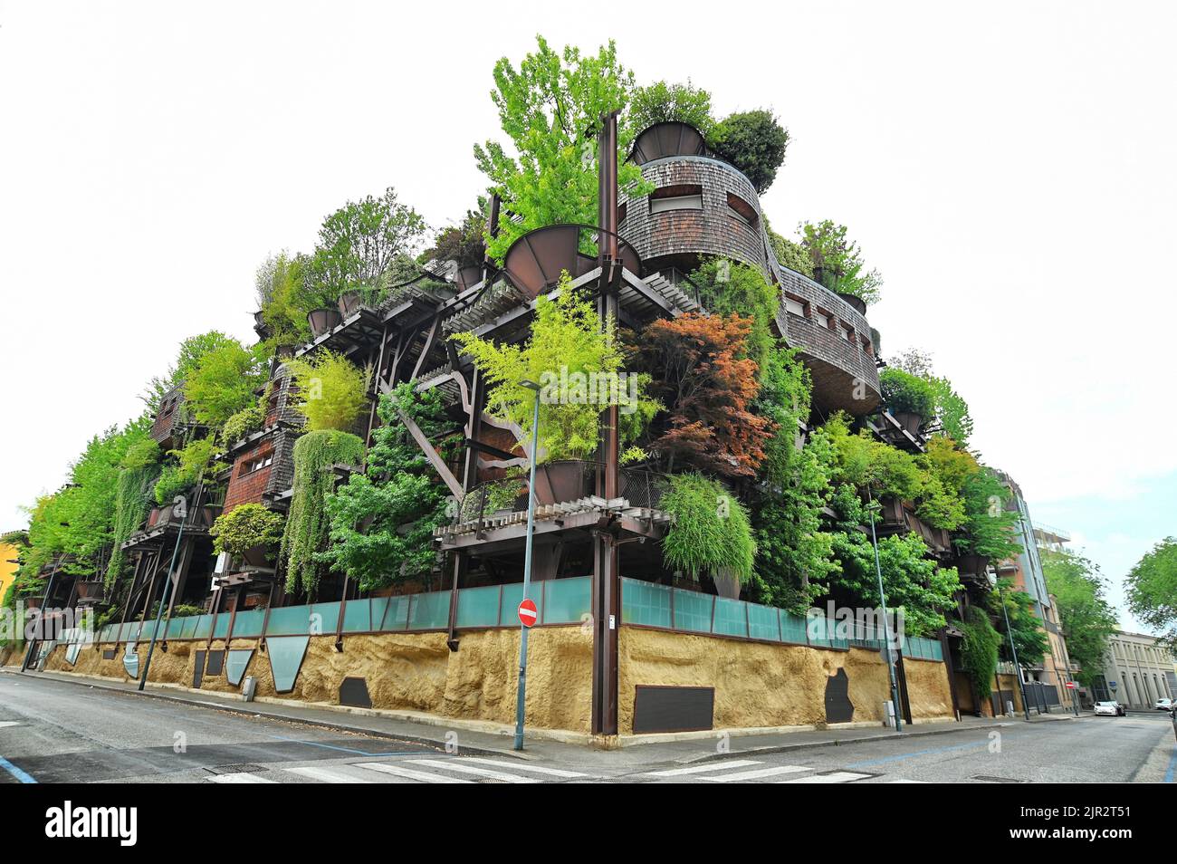 Un bellissimo scatto di un esterno di un edificio residenziale di architettura biologica a Torino Foto Stock