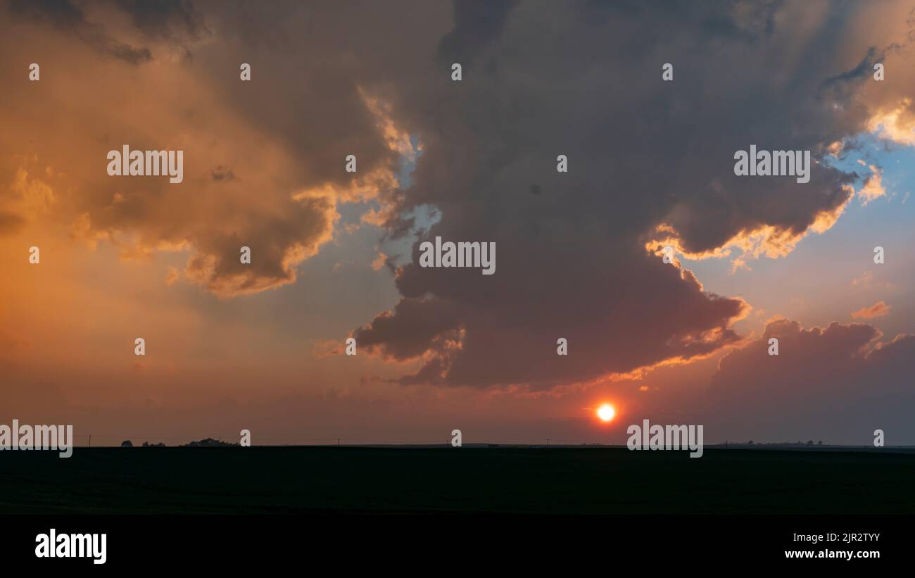 Nuvole tempesta al tramonto vicino Assiniboia, Saskatchewan, Canada. Foto Stock