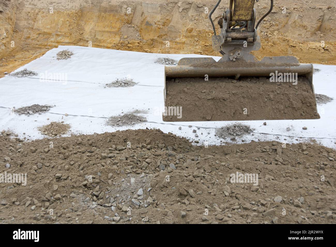 Installare la pietra schiacciata sul feltro del filtro Foto Stock