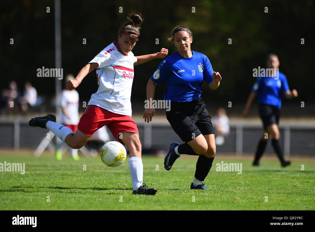 GERMANIA, KOELN - 21 AGOSTO 2022: La partita di calcio della Coppa delle Donne DFB-POKAL FRAUEN Fortuna Koeln vs Chemnitzer Foto Stock