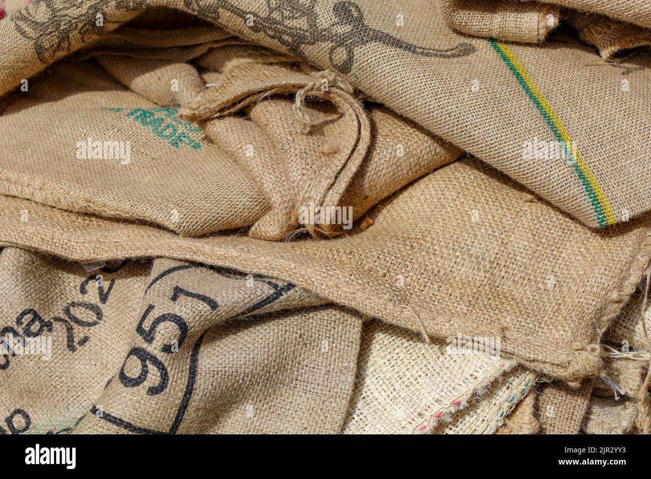 Un primo piano di borse di caffè hessian vuote uno sopra l'altro, da un mercato delle pulci parigino Foto Stock