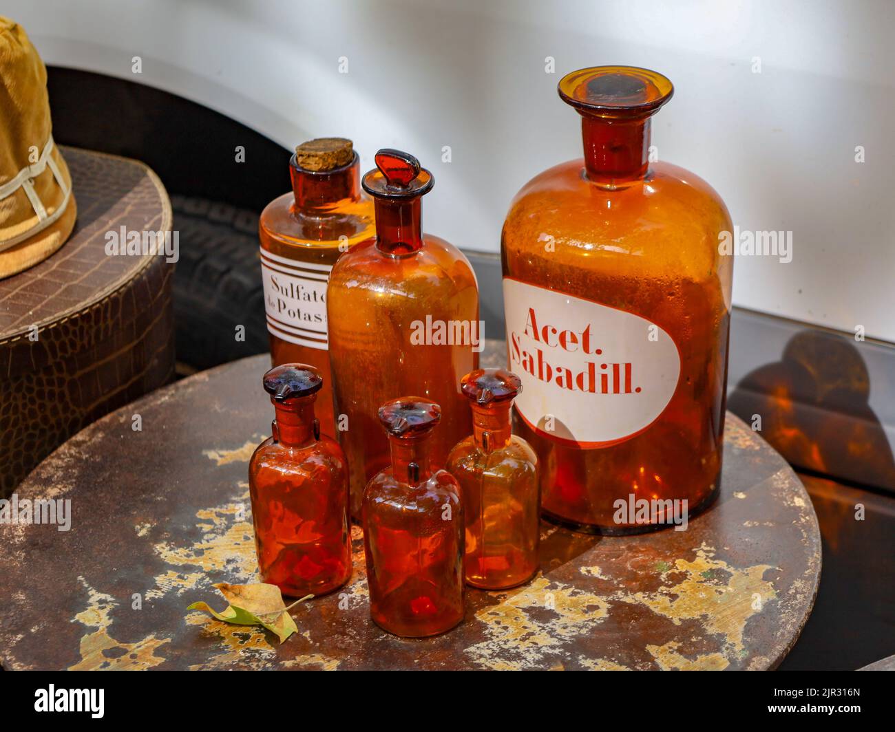 Un set di bottiglie d'ambra farmaceutiche d'epoca da un mercato delle pulci parigino Foto Stock