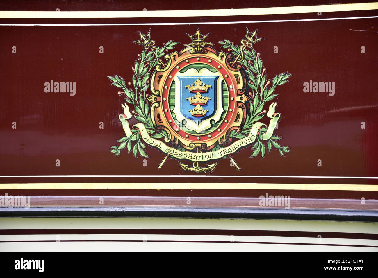 Manchester, Regno Unito. 21st agosto, 2022. La cresta di Hull Corporation sul lato di un antico tram Hull. A Heaton Park, Manchester, Regno Unito, sono presenti tram antichi e vintage. L'Heaton Park Tramway è gestito congiuntamente dalla Manchester Transport Museum Society, che possiede una serie di tram d'epoca, e dal Manchester City Council. Credit: Terry Waller/Alamy Live News Foto Stock