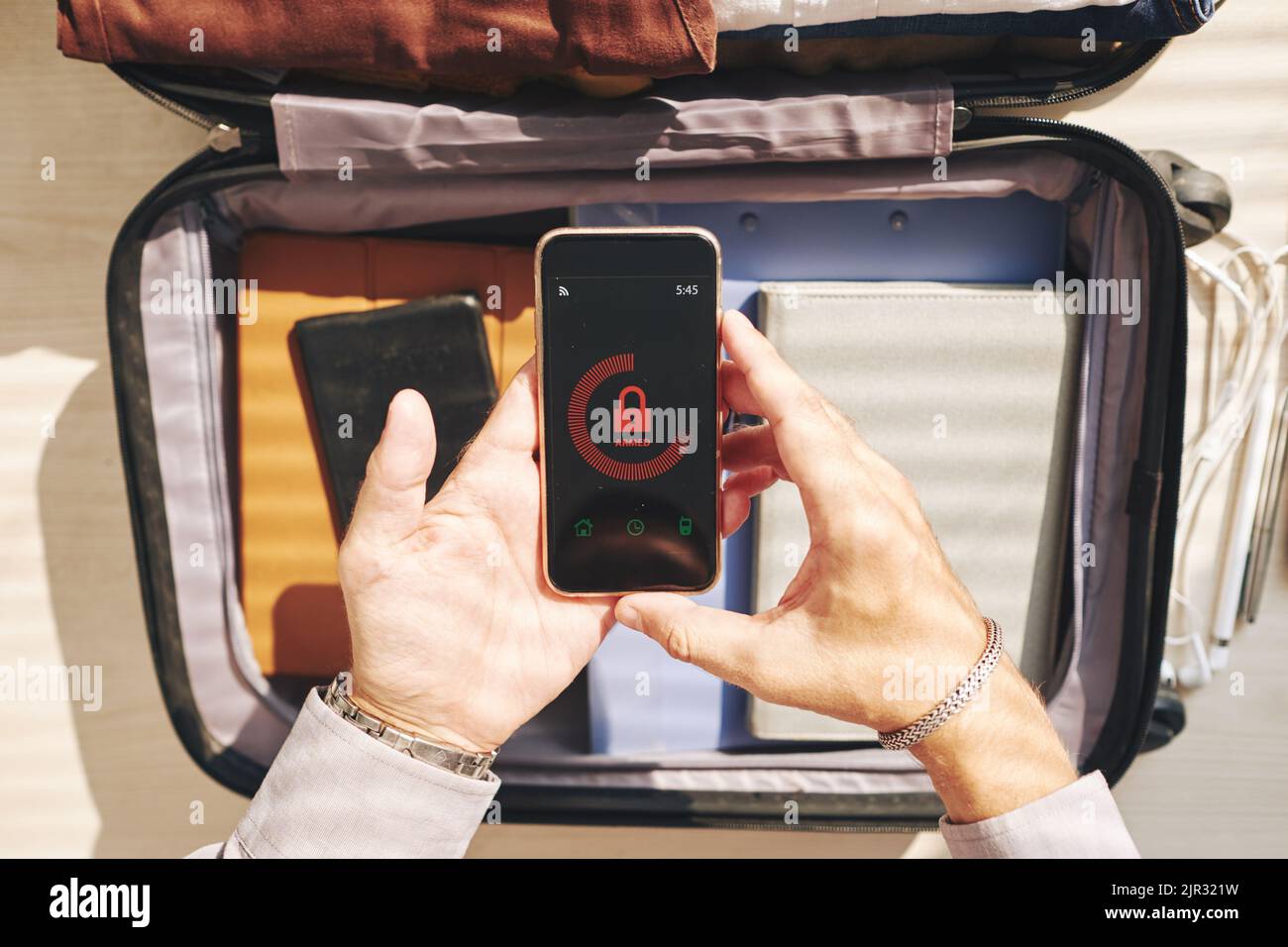 Primo piano delle mani maschili che tengono bloccato lo smartphone Foto Stock