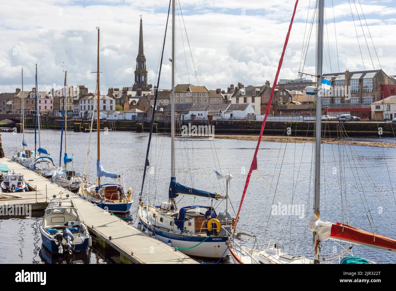 Yacht privati e barche ormeggiate al porto di Ayr sul fiume Ayr, vicino al Firth of Clyde, Ayr, Ayrshire, Scozia, Regno Unito Foto Stock