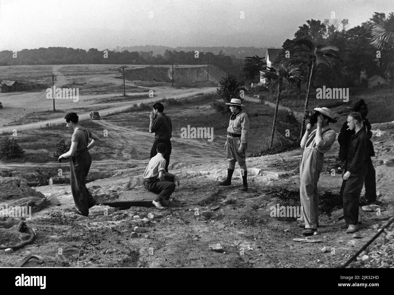 Il membro dell'equipaggio WILLIAM ALLAND (all'estrema sinistra) e ORSON WELLES (a destra tenendo la telecamera mentre il cameraman si trova dietro di lui) su sequenze filmate candide (successivamente inutilizzate) Nel luglio 1938 circa per il teatro Mercury la produzione del William Gillette suona TROPPO JOHNSON ricreando Cuba nella campagna vicino a Sneden's Landing in una cava di roccia al di fuori di Haverpaglia nella contea di Rockland, New York Foto Stock