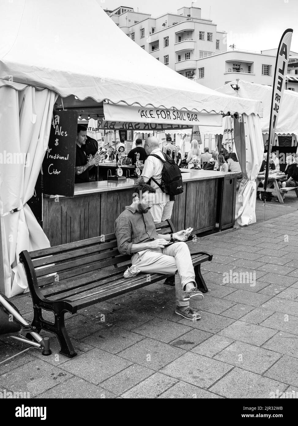 Cowes, Isola di Wight, Regno Unito. Agosto 2nd 2022. Settimana delle Cowes, regata di vela. La gente che si gode il festival settimana Cowes pop up intrattenimento e ospitalità, Un Foto Stock