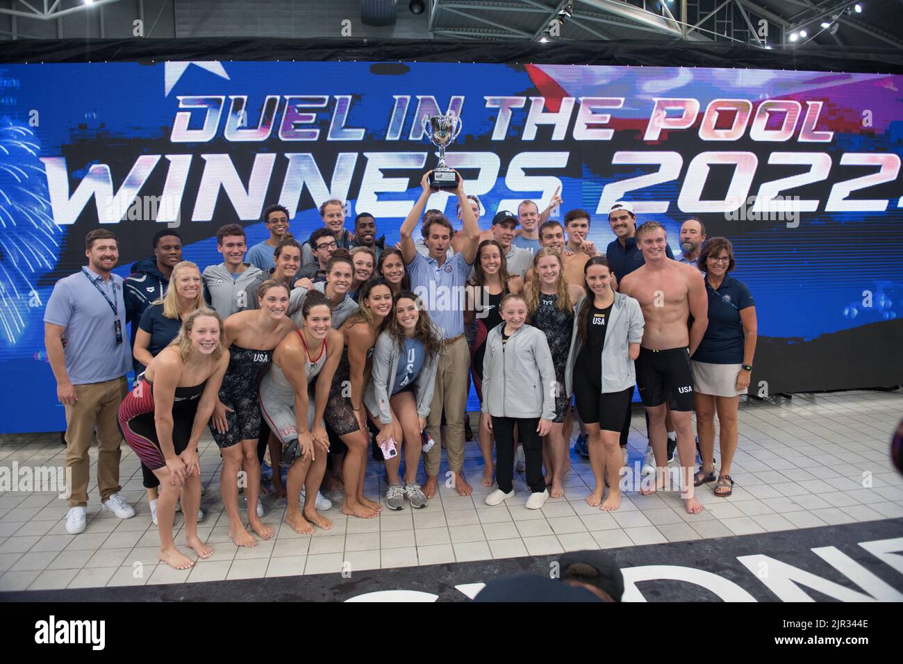 Australia. 21st ago, 2022. La squadra DI nuoto DEGLI STATI UNITI ha visto con il trofeo dopo aver vinto il duello 2022 nella piscina contro l'Australia che si è tenuto al Sydney Olympic Park Aquatic Centre. Punteggio finale US 309:283 Australia. Credit: SOPA Images Limited/Alamy Live News Foto Stock