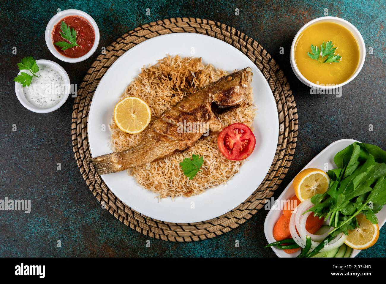 cibo arabo occidentale, cibo yemenita. pollo con riso. Foto Stock