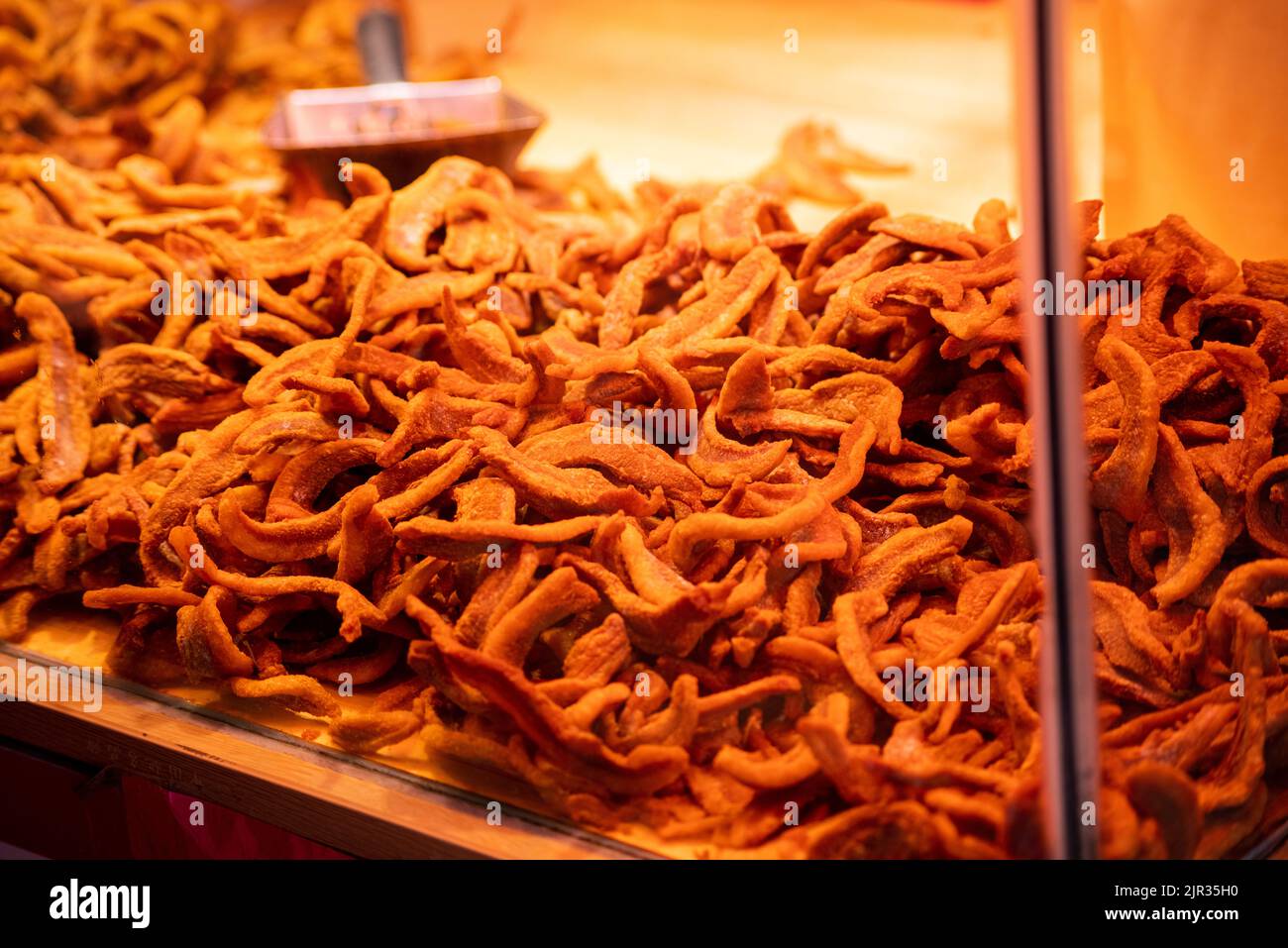 Carne e pelle di maiale fritta Foto Stock