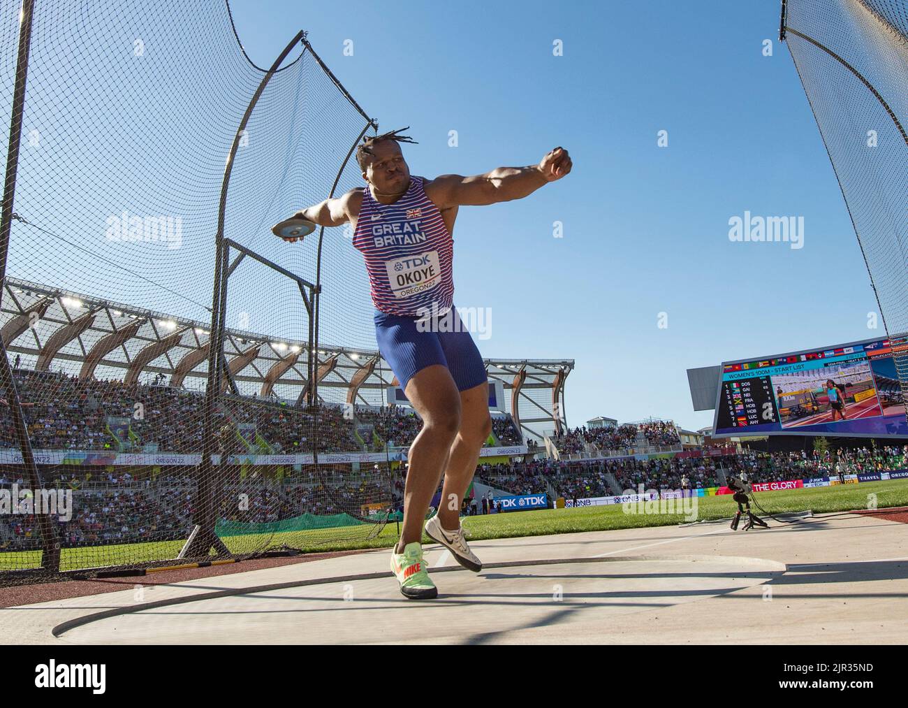 Lawrence Okoye di GB&NI, che gareggia nelle discous maschili, si riscalda all'Hayward Field Stadium, World Athletics Championships Oregon 2022 0n il 17th luglio 2022 Foto Stock