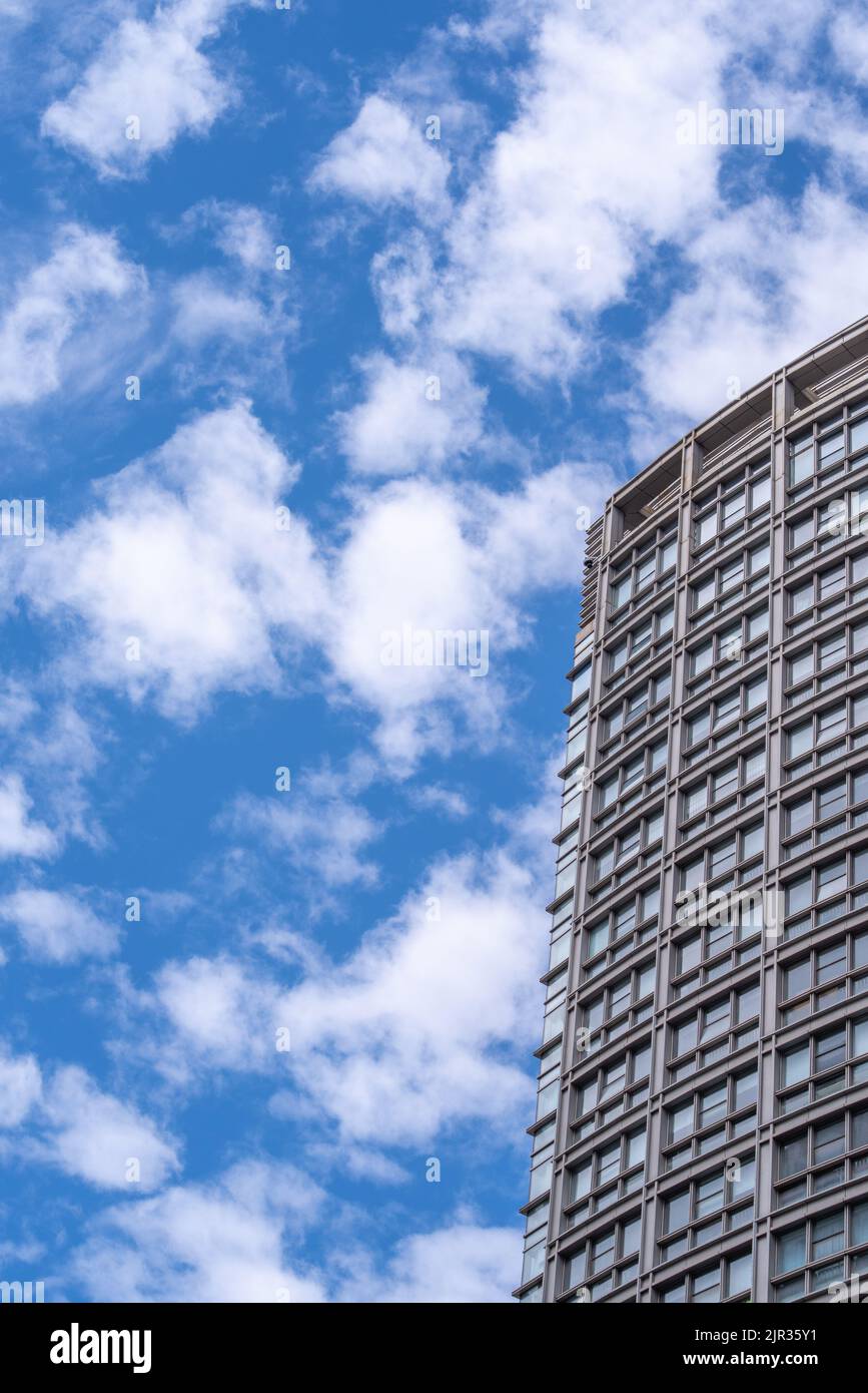 Moderno edificio di uffici d'affari sotto il cielo blu Foto Stock