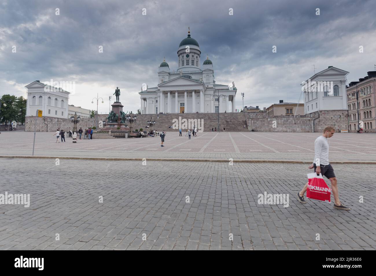 Statua dell'imperatore russo Alessandro II nella piazza del Senato di Helsinki, Finlandia, contro la cattedrale di Helsinki. Foto Stock