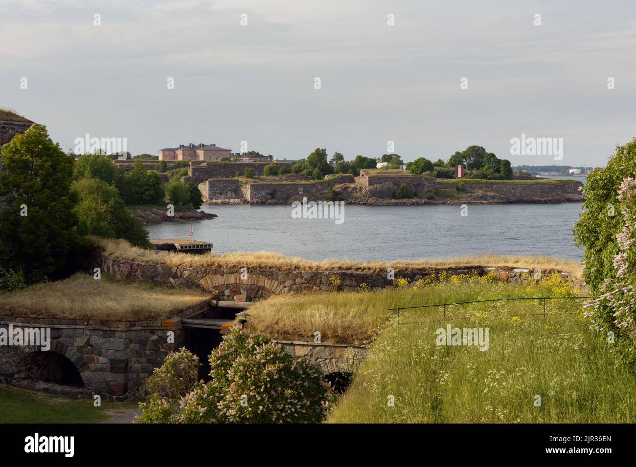 Fortezza di Suomenlinna a Helsinki, Finlandia, in una giornata estiva. Suomenlinna è patrimonio dell'umanità dell'UNESCO Foto Stock