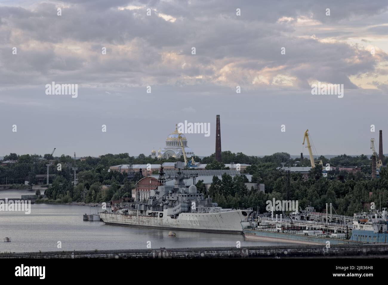 Nave da guerra Rastoropny, il cacciatorpediniere di classe Sovremenny, in attesa di utilizzo presso lo stabilimento navale di Kronstadt, San Pietroburgo, Russia Foto Stock