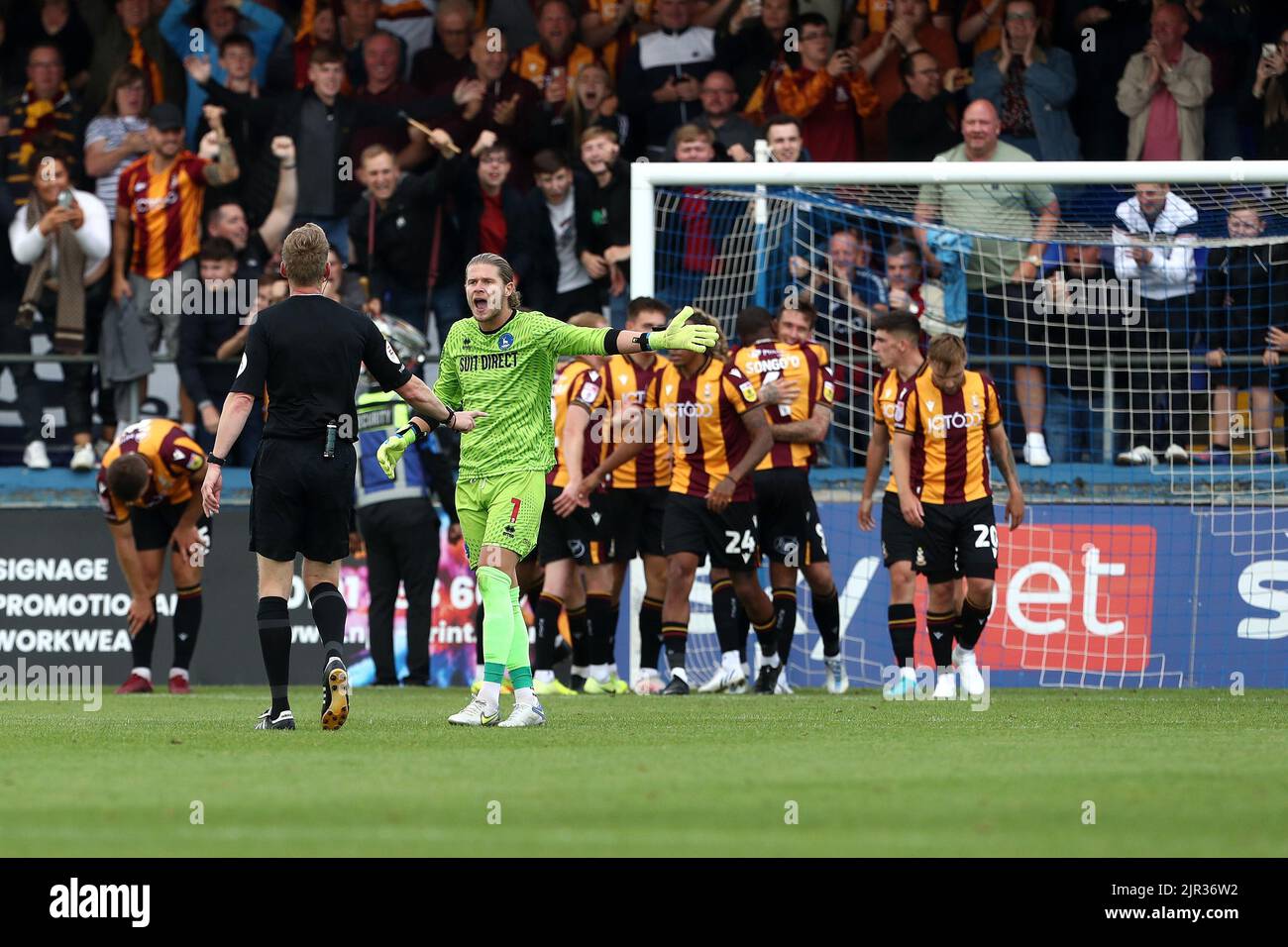 Ben Killip di Hartlepool United rimontata con l'arbitro Scott Oldham dopo il terzo goal di Bradford City durante la partita della Sky Bet League 2 tra Hartlepool United e Bradford City a Victoria Park, Hartlepool sabato 20th agosto 2022. (Credit: Marco Fletcher | NOTIZIE MI) Credit: NOTIZIE MI & Sport /Alamy Live News Foto Stock