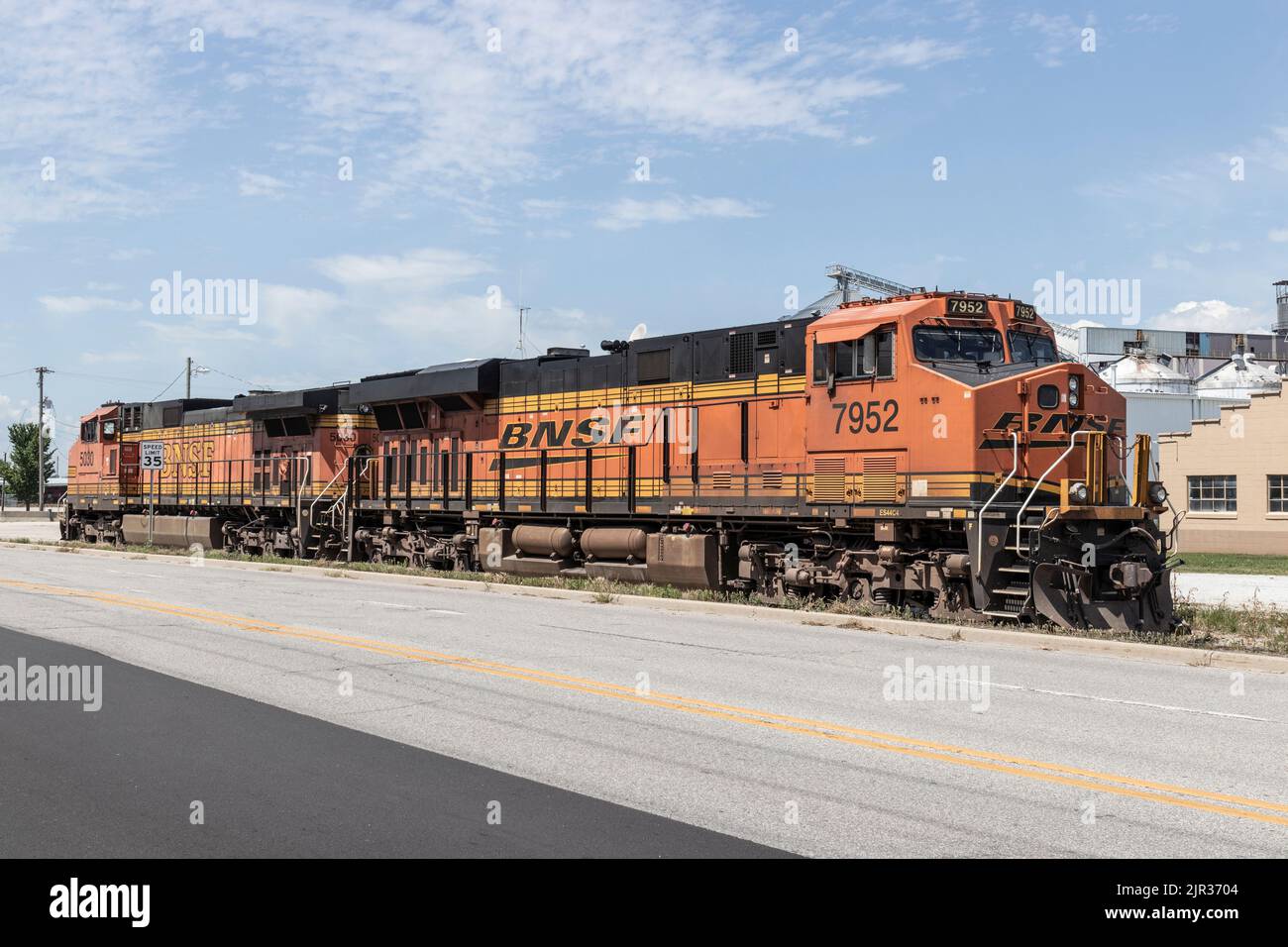 Kokomo - circa Agosto 2022: Locomotiva ferroviaria BNSF. BNSF è una filiale ferroviaria di Berkshire Hathaway con 32.500 miglia di binario. Foto Stock