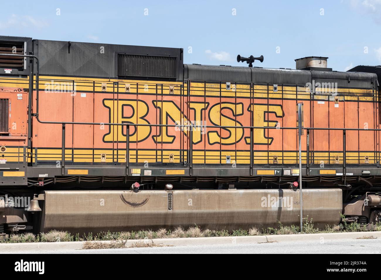 Kokomo - circa Agosto 2022: Locomotiva ferroviaria BNSF. BNSF è una filiale ferroviaria di Berkshire Hathaway con 32.500 miglia di binario. Foto Stock