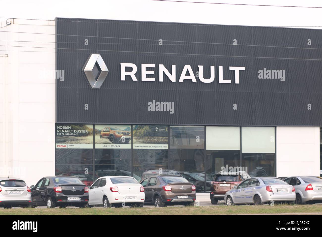 San Pietroburgo, Russia. 21st ago, 2022. Produttore automobilistico francese multinazionale, Groupe Renault Flagship Store visto a San Pietroburgo. I concessionari di automobili ufficiali continuano il loro lavoro nonostante la sospensione di alcune fabbriche in Russia e con problemi nella fornitura di ricambi per auto. Alcune aziende hanno problemi con la fornitura di parti di ricambio per la manutenzione di automobili in garanzia dopo le sanzioni da parte dell'ovest. (Credit Image: © Konstantinov/SOPA Images via ZUMA Press wire) Foto Stock