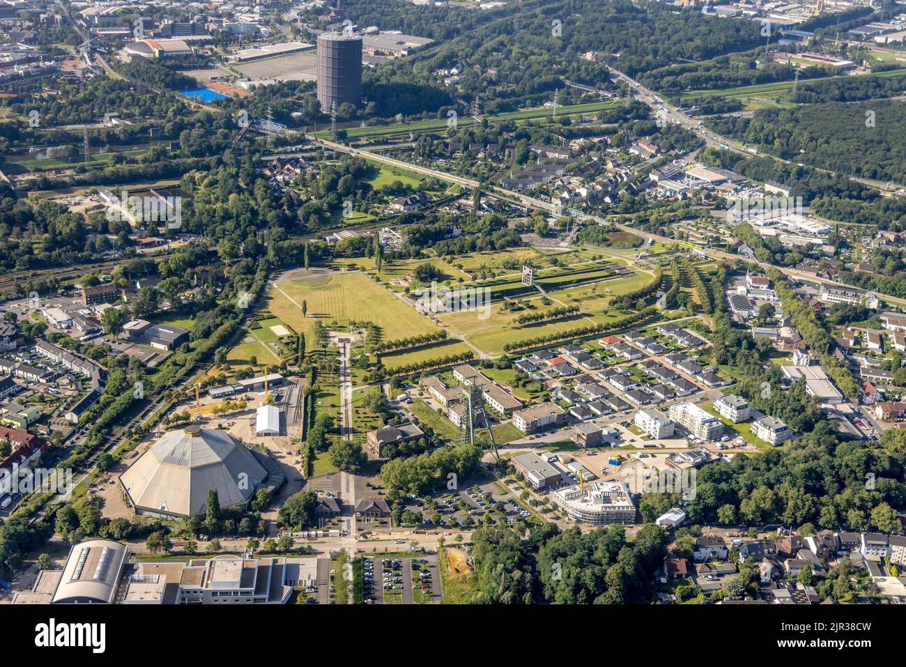 Vista aerea, OLGA Park con ASO Oberhausen residenza senior a OLGA Park, torre tortuosa e vecchia fossa oltre al giardino cattedrale di Osterfeld, OB Foto Stock
