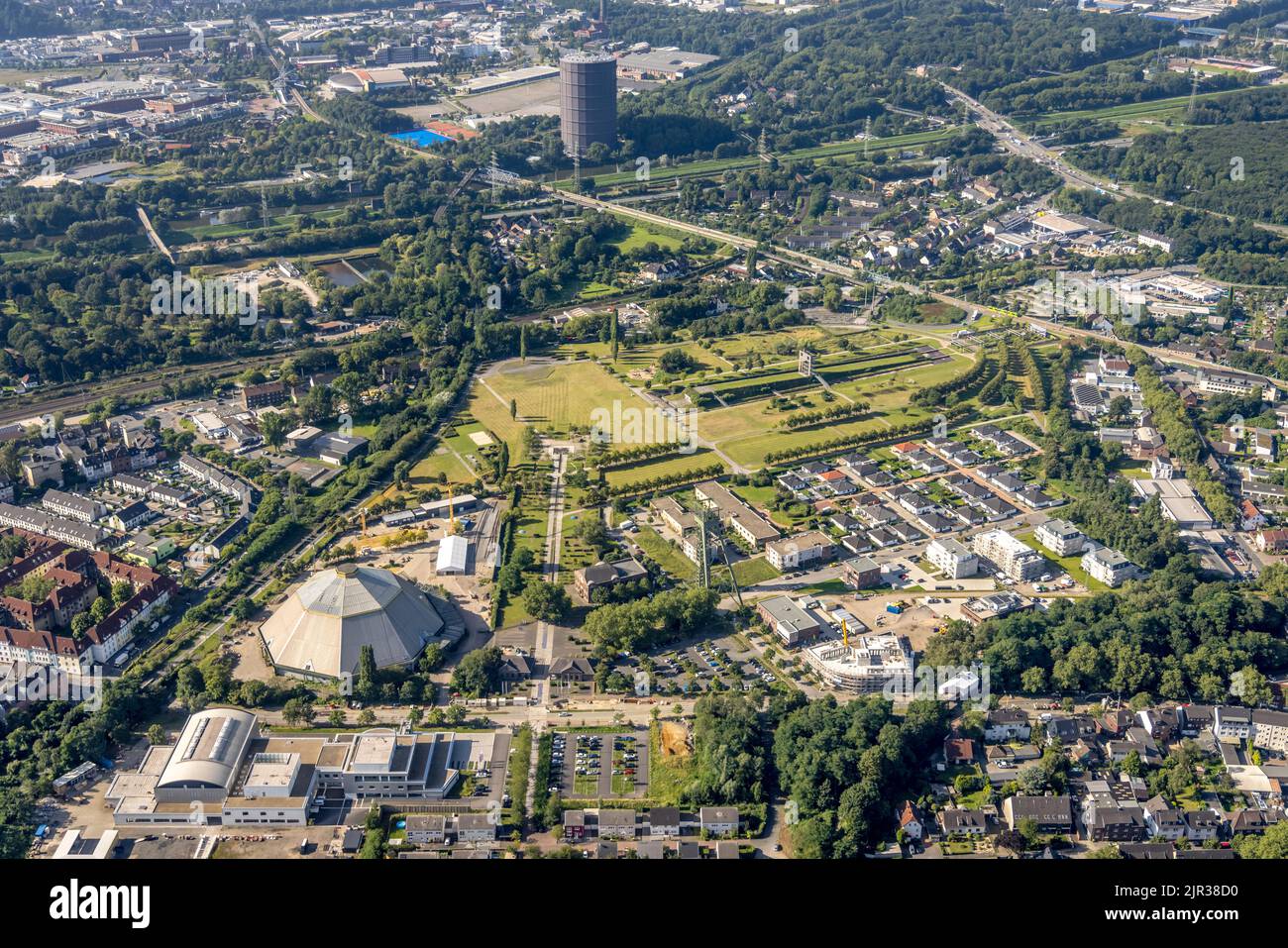 Vista aerea, OLGA Park con ASO Oberhausen-Seniorenresidenz am OLGA-Park, torre tortuosa e vecchia fossa nonché giardino cattedrale a Osterfeld, OB Foto Stock