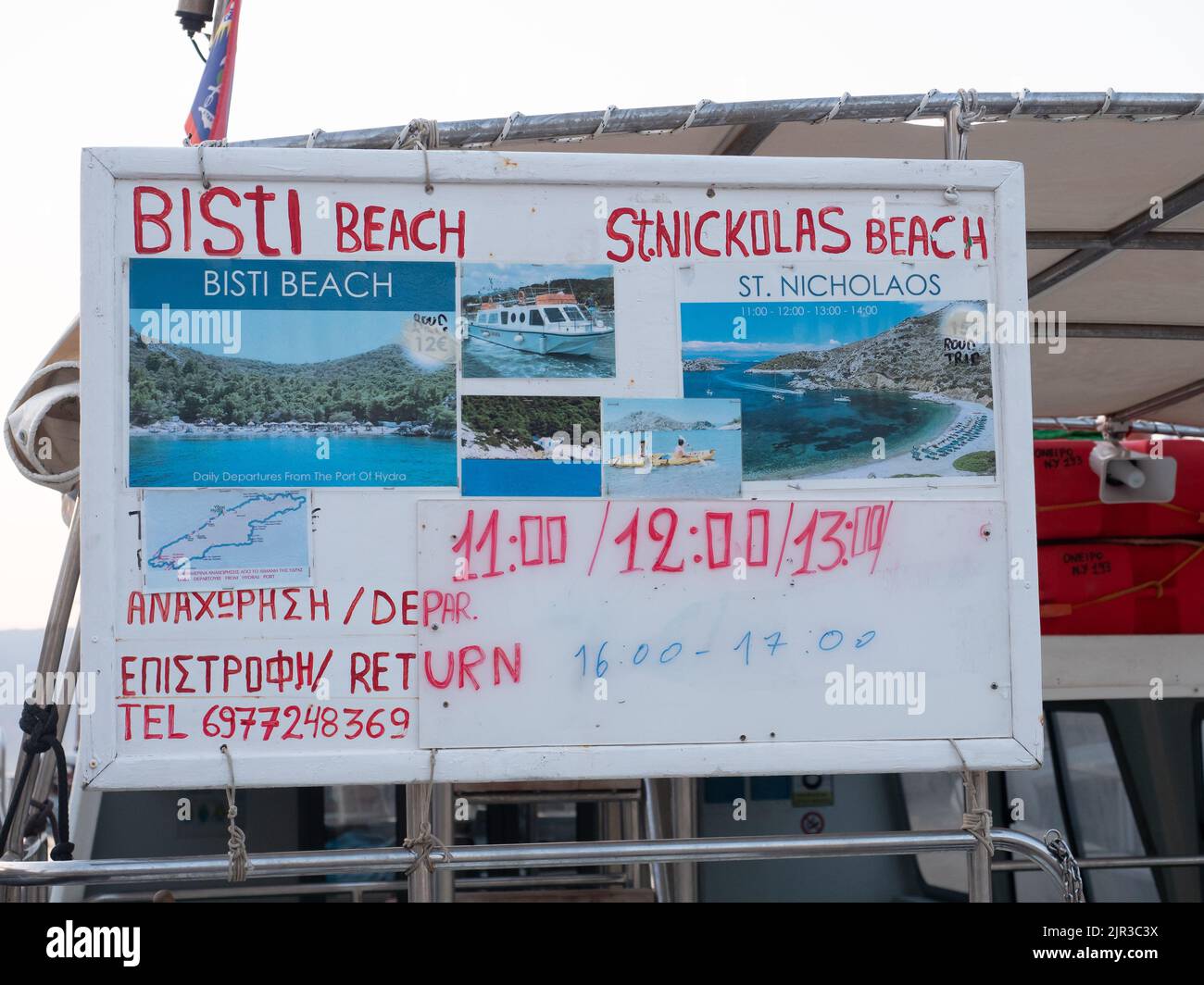 Orario del taxi in barca sull'isola greca di Idra che mostra gli orari delle gite in barca alla spiaggia di Bisti Foto Stock