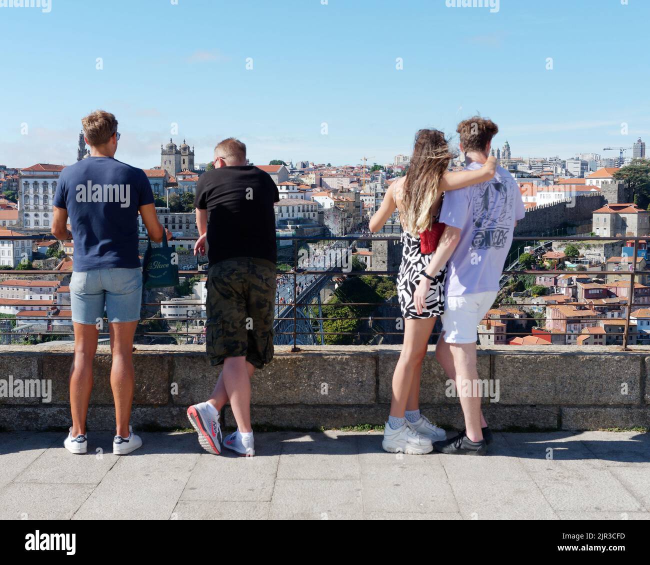 Turisti che ammirano la vista dal Monastero di Serra do Pilar su Porto. Portogallo Foto Stock