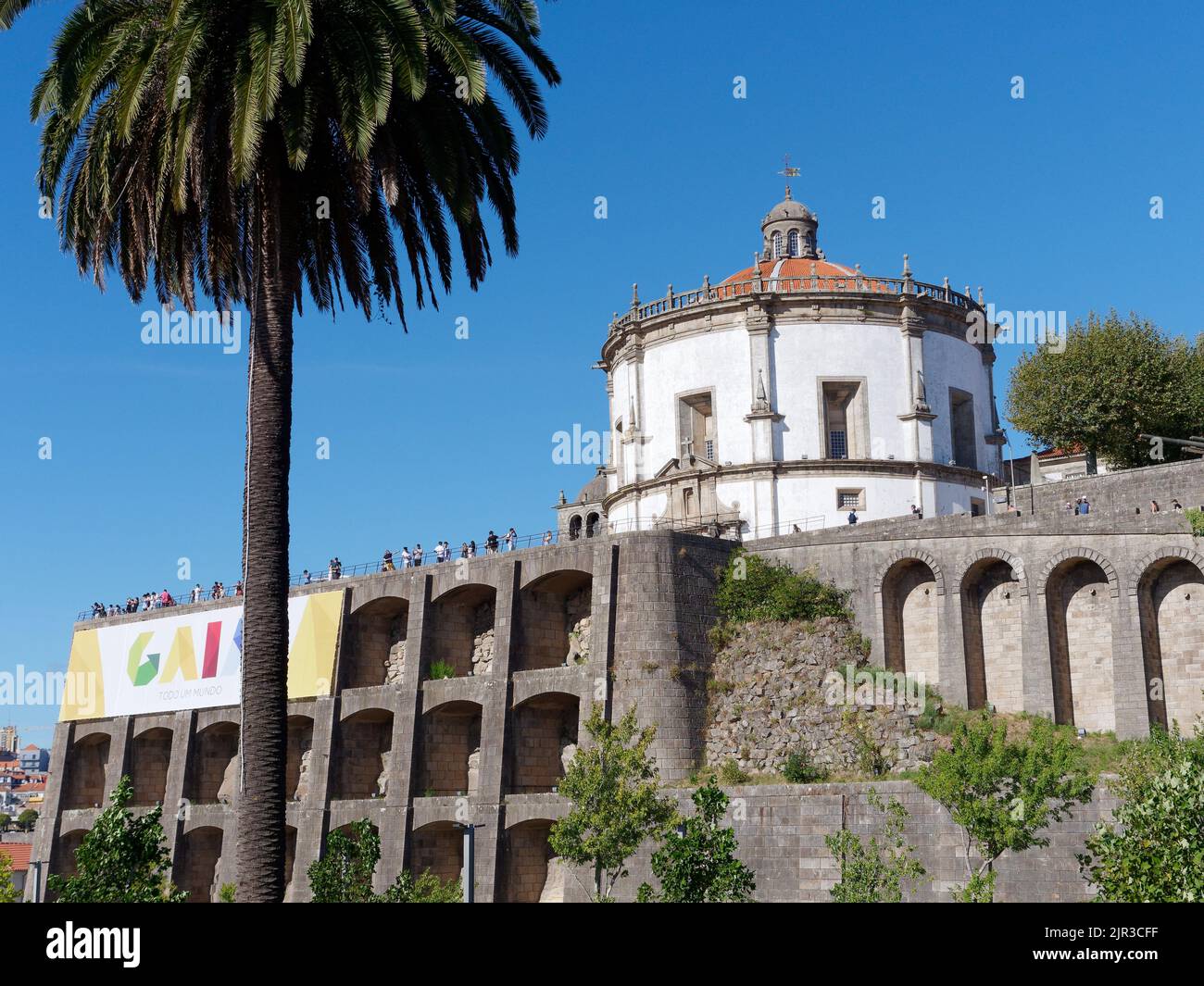 I turisti ammirano la vista dal Monastero di Serra do Pilar, a Vila Nova de Gaia, sul lato opposto del fiume Douro da Porto, Portogallo. Foto Stock