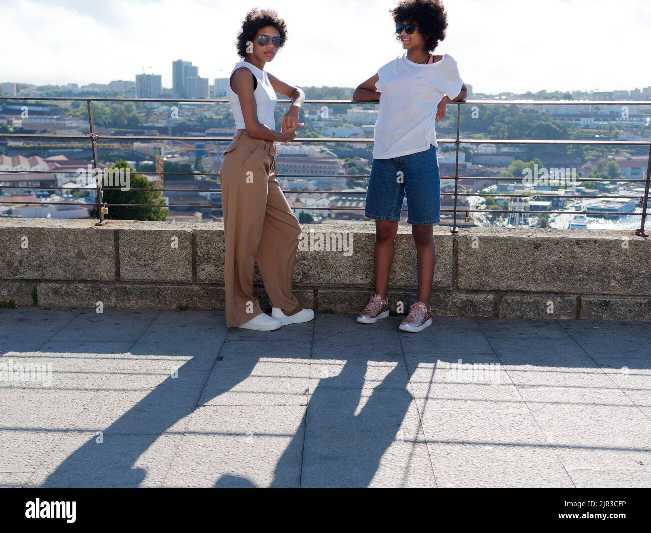 Turisti e modelli come turisti che si rilassano e ammirano la vista dal Monastero di Serra do Pilar su Porto. Portogallo Foto Stock