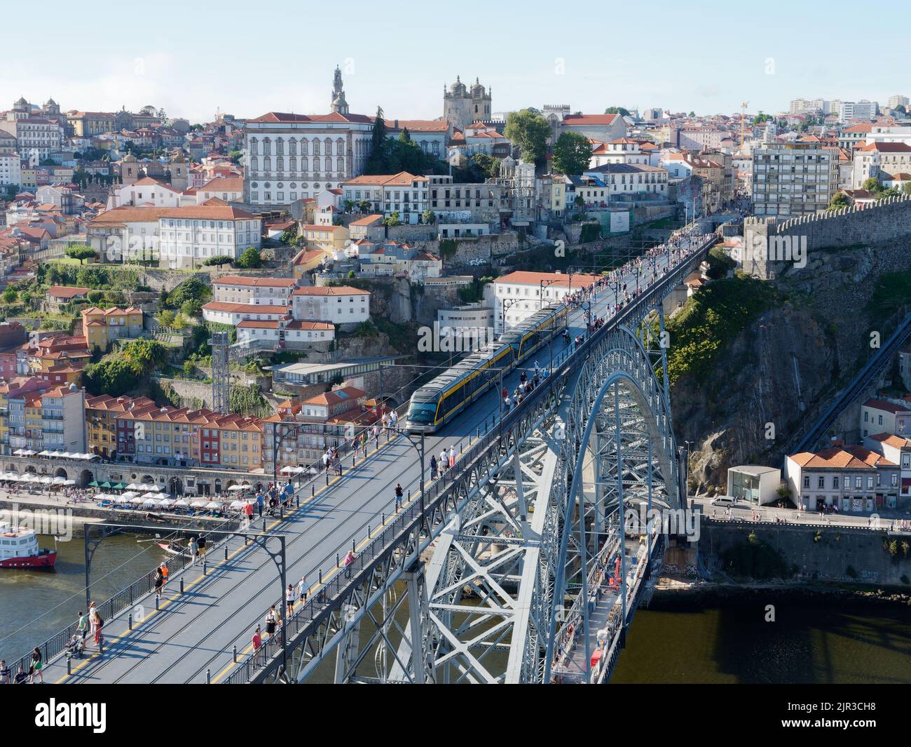 Vista sopraelevata su Porto. Portogallo, con un treno della metropolitana sul ponte Luis i sul fiume Douro in primo piano Foto Stock