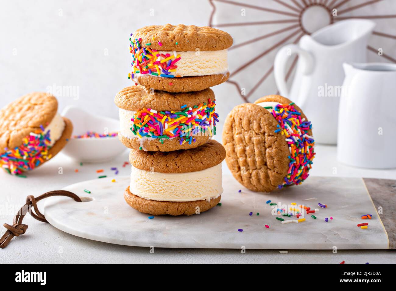 Gelati e biscotti sandwich impilati sul tavolo Foto Stock