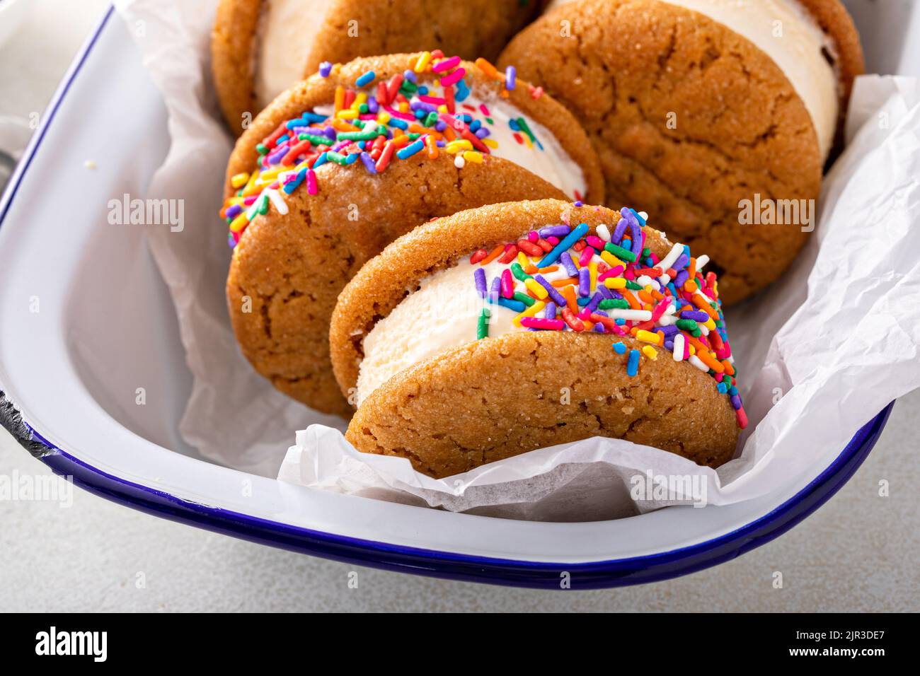 Gelati e biscotti sandwich impilati sul tavolo Foto Stock