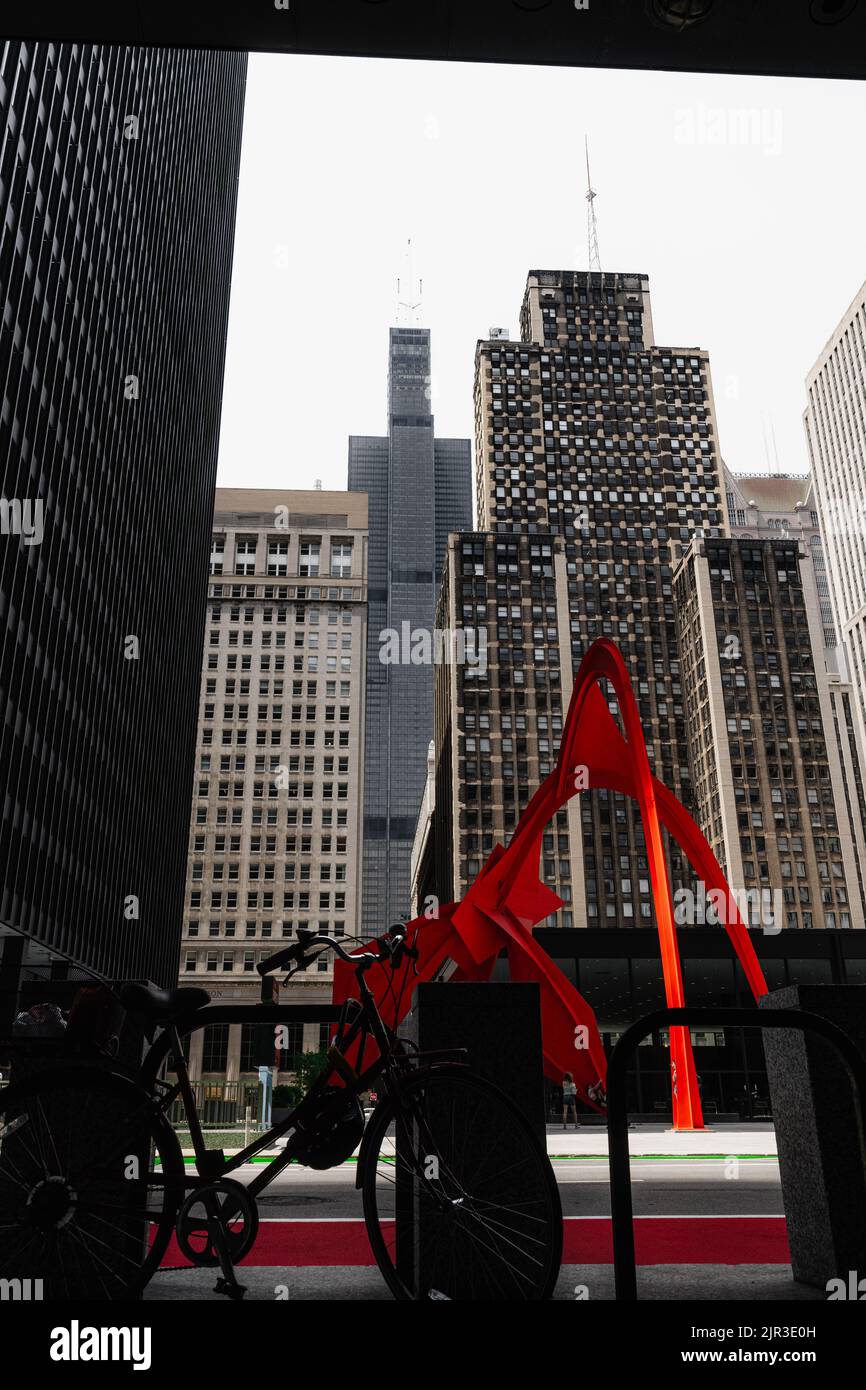 Un'immagine verticale della scultura del Flamingo di Calder rosso nel centro di Chicago Foto Stock