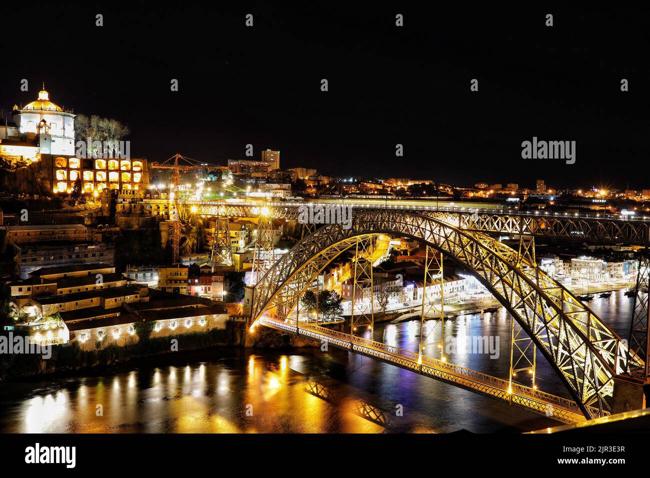 L'iconico ponte Dom Luis i di Porto, in Portogallo, trasporta pedoni, tram e traffico stradale sul fiume Douro mentre scorre attraverso la città Foto Stock