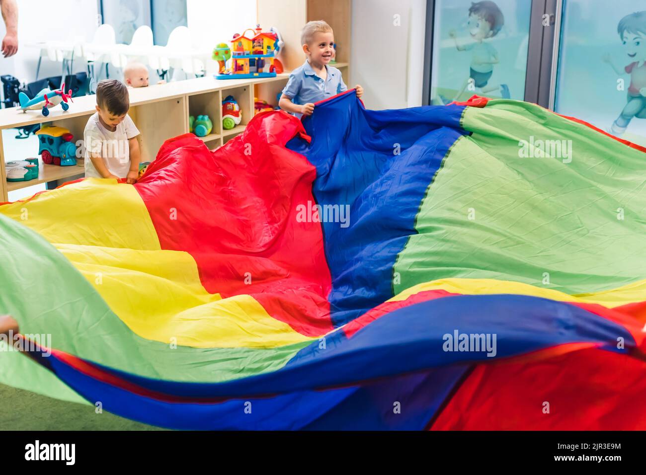 i bambini si divertono molto nella sala giochi dell'asilo. Foto di alta qualità Foto Stock