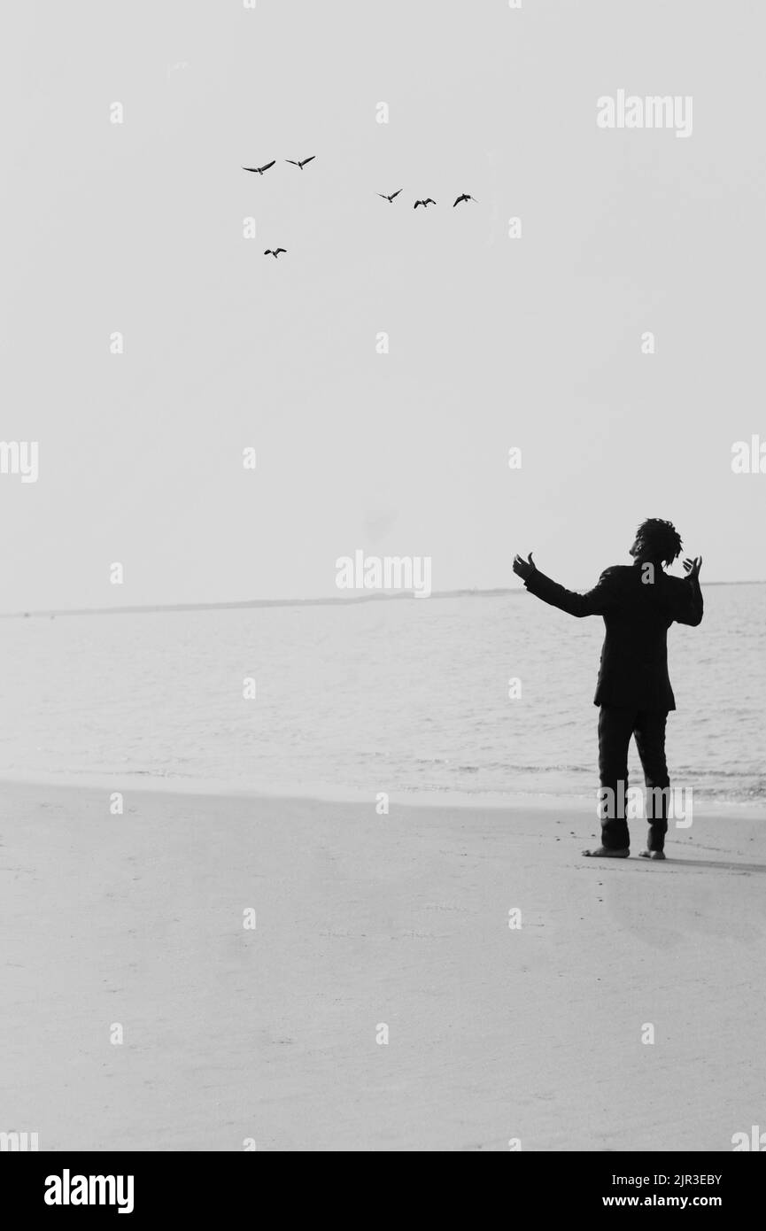 UOMO CHE PREGA AL CIELO Foto Stock