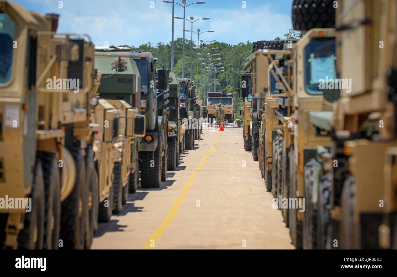 I soldati con la squadra di combattimento della Brigata 3rd, 101st divisione aerea (Air Assault) conducono le operazioni ferroviarie in preparazione per viaggiare al Joint Readiness Training Center 28 luglio 2022. Durante questo corso di questo mese, i nostri soldati condurranno operazioni di combattimento su larga scala contro una minaccia di pari livello con capacità multi-dominio. Questa rotazione fornirà a 3BCT l'opportunità di condurre la formazione insieme alle unità dell'esercito brasiliano nel tentativo di migliorare le nostre partnership professionali e la reciproca disponibilità. In qualità di membro della 101st Airborne Division (Air Assault), è imperativo che t Foto Stock