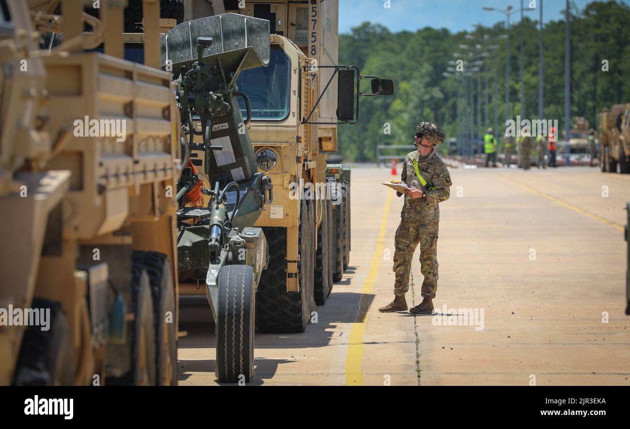 I soldati con la squadra di combattimento della Brigata 3rd, 101st divisione aerea (Air Assault) conducono le operazioni ferroviarie in preparazione per viaggiare al Joint Readiness Training Center 28 luglio 2022. Durante questo corso di questo mese, i nostri soldati condurranno operazioni di combattimento su larga scala contro una minaccia di pari livello con capacità multi-dominio. Questa rotazione fornirà a 3BCT l'opportunità di condurre la formazione insieme alle unità dell'esercito brasiliano nel tentativo di migliorare le nostre partnership professionali e la reciproca disponibilità. In qualità di membro della 101st Airborne Division (Air Assault), è imperativo che t Foto Stock