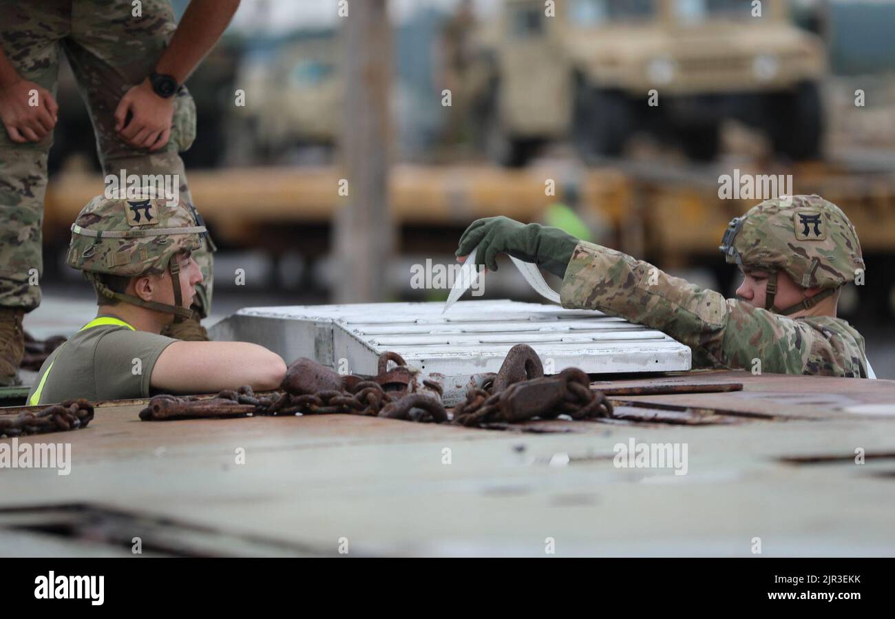 I soldati con la squadra di combattimento della Brigata 3rd, 101st divisione aerea (Air Assault) conducono le operazioni ferroviarie in preparazione per viaggiare al Joint Readiness Training Center 28 luglio 2022. Durante questo corso di questo mese, i nostri soldati condurranno operazioni di combattimento su larga scala contro una minaccia di pari livello con capacità multi-dominio. Questa rotazione fornirà a 3BCT l'opportunità di condurre la formazione insieme alle unità dell'esercito brasiliano nel tentativo di migliorare le nostre partnership professionali e la reciproca disponibilità. In qualità di membro della 101st Airborne Division (Air Assault), è imperativo che t Foto Stock