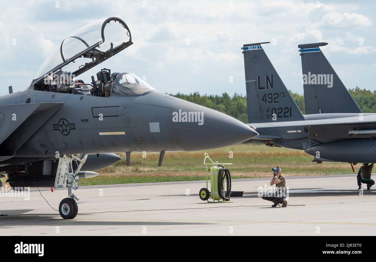 U.S. Air Force Airman 1st Class Jade Moore, 492nd Air Maintenance Unit avionica, prepara un F-15E Strike Eagle per il decollo presso la base aerea di Łask, Polonia, per sostenere gli sforzi di protezione aerea della NATO, 9 agosto 2022. La protezione aerea è una missione puramente difensiva progettata per proteggere e proteggere il territorio e le popolazioni alleate, e una componente chiave della posizione di deterrenza e difesa della NATO. (STATI UNITI Foto dell'aeronautica del sergente Danielle Sukhlall) Foto Stock