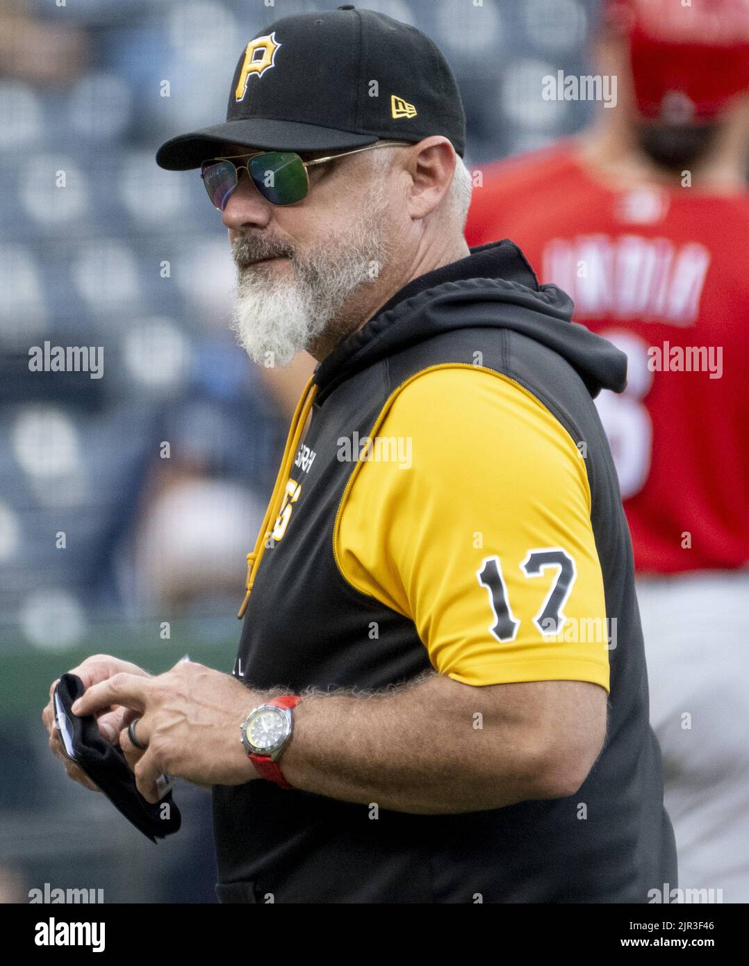 Pittsburgh, Stati Uniti. 21st ago, 2022. Il manager dei Pirati di Pittsburgh, Derek Shelton (17), torna al dugout durante la vittoria dei Cincinnati Reds 9-5 al PNC Park domenica 21 agosto 2022 a Pittsburgh. Foto di Archie Carpenter/UPI Credit: UPI/Alamy Live News Foto Stock