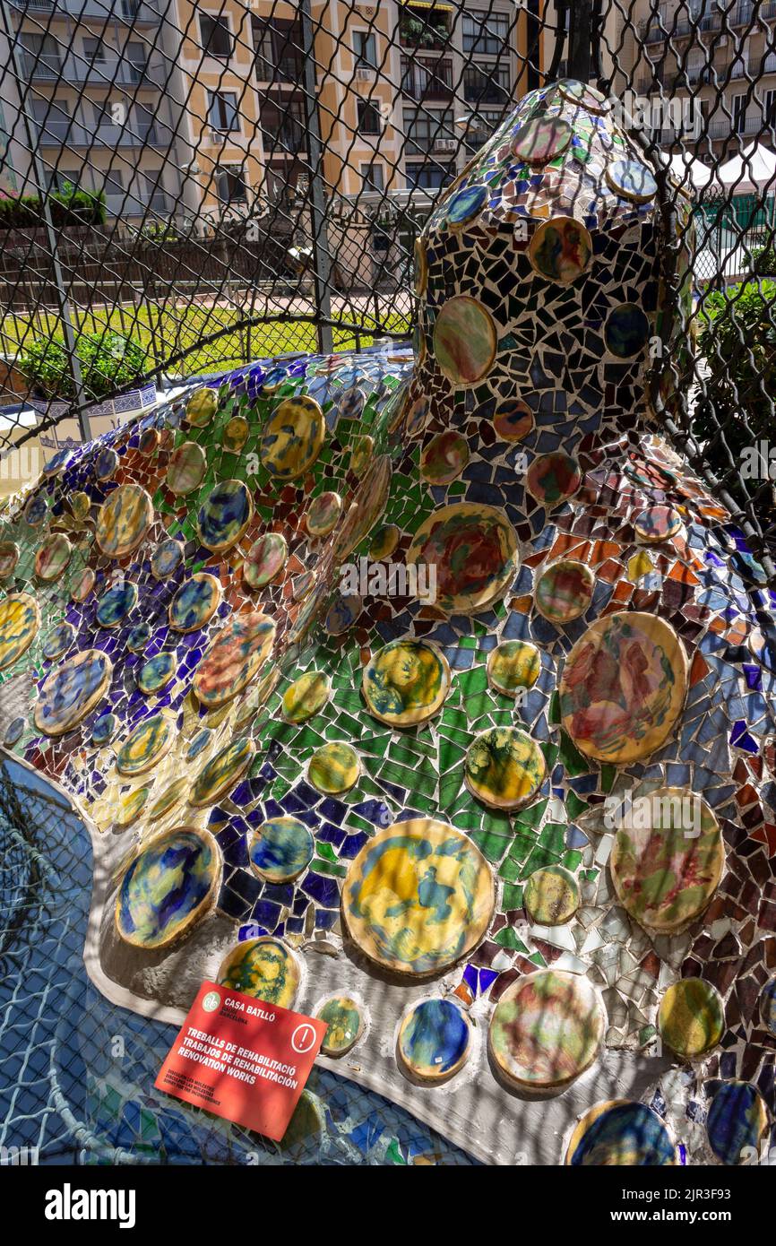 Un primo piano verticale di mosaico sulla terrazza Casa Batllo Foto Stock