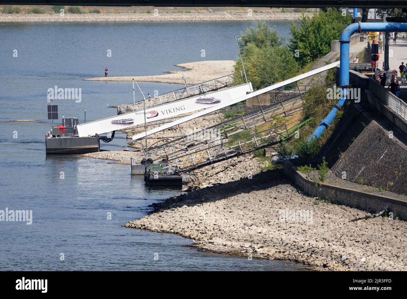 Colonia, Germania 16 agosto 2022: I moli sono ripidi verso la riva a causa del basso livello dell'acqua Foto Stock