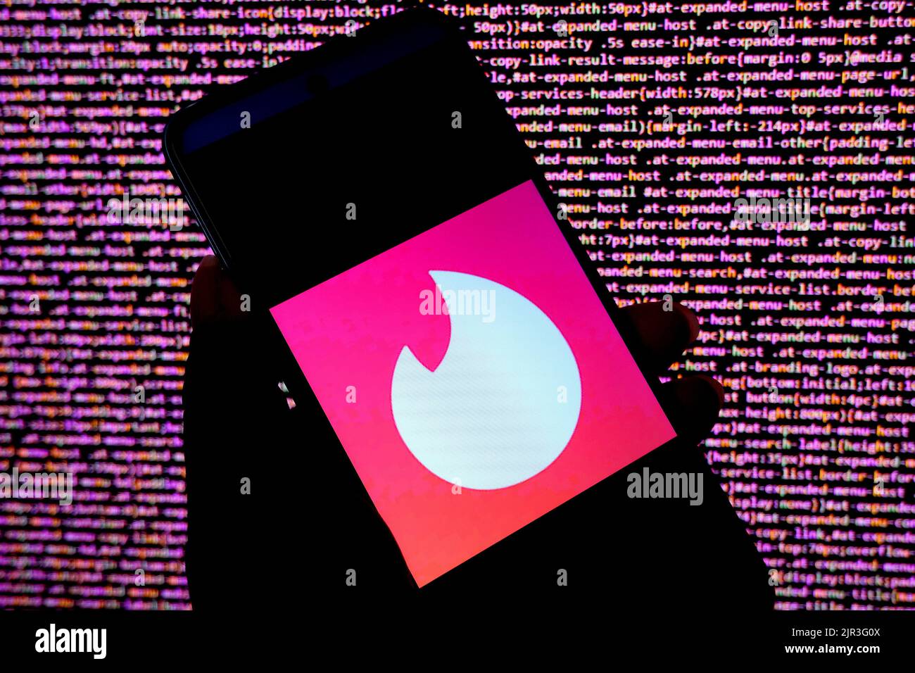 India. 22nd ago, 2022. In questa immagine viene visualizzato un logo Tinder su uno smartphone android. (Credit Image: © Avishek Das/SOPA Images via ZUMA Press Wire) Foto Stock