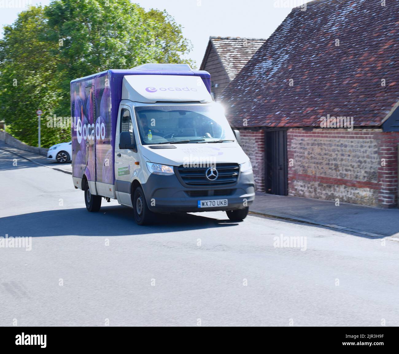 Van di consegna di Ocado nel vecchio villaggio inglese. Foto Stock
