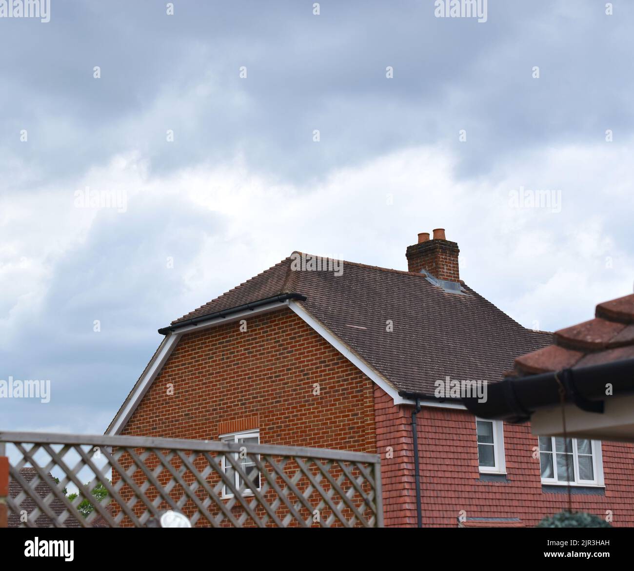 Inglese moderna casa in mattoni su cielo nuvoloso. Foto Stock