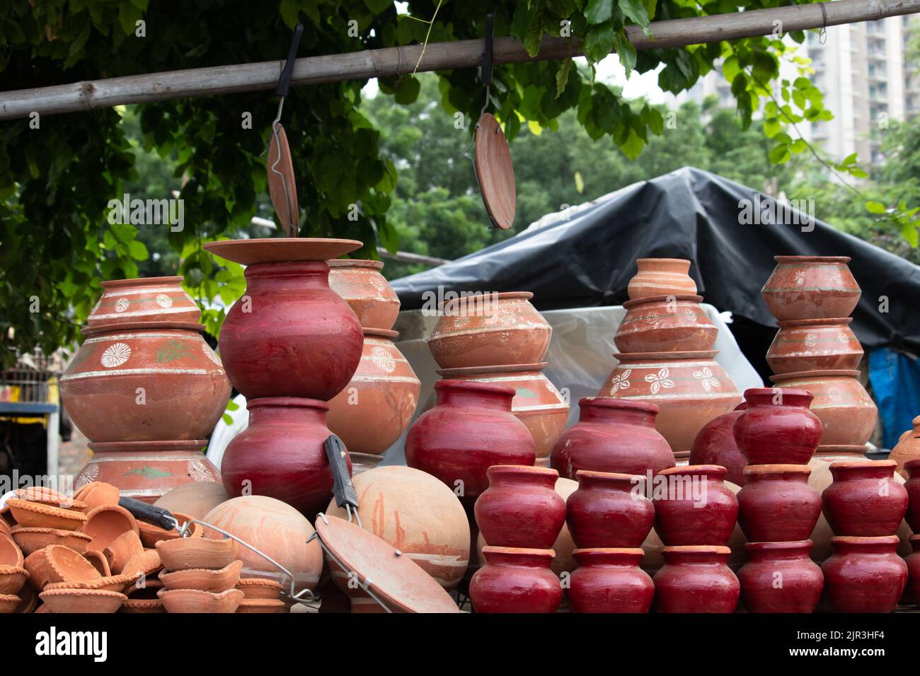 Terracotta fatta a mano terracotta ceramica argilla-base usato per cucinare o conservare cibo e durante tradizionale Festival Celebration in India. Var. Accumulata Foto Stock