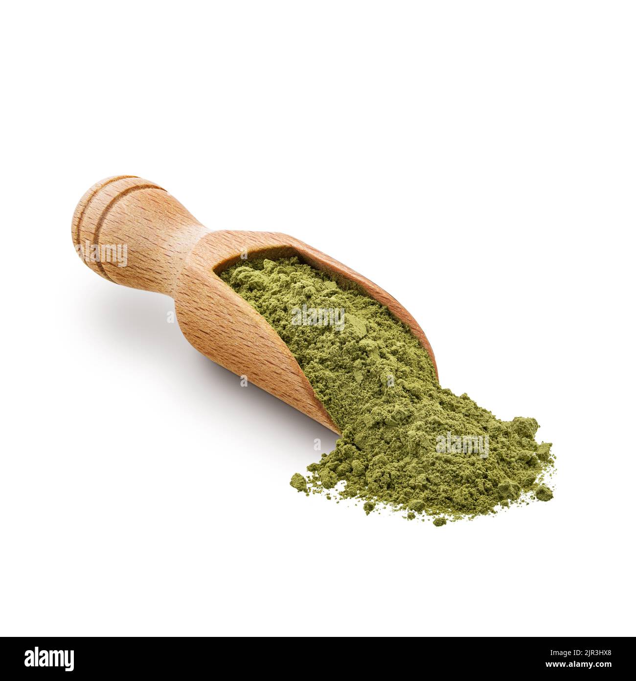 Paletta di legno piena di polvere di matcha isolata su bianco Foto Stock