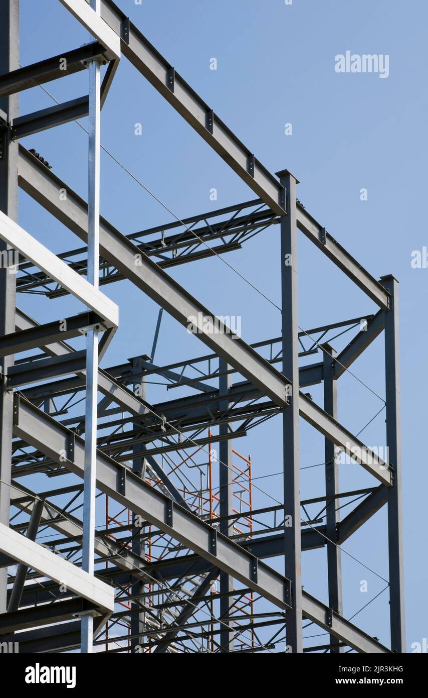 Edificio commerciale incorniciato da travi e travi in acciaio verniciato grigio. Foto Stock