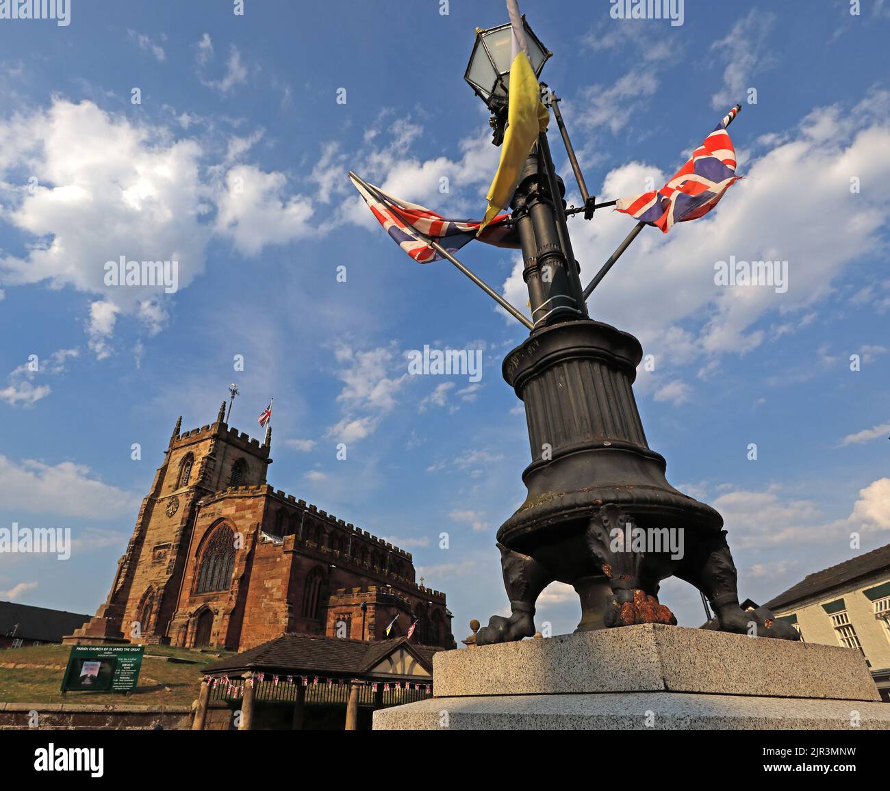 Chiesa Parrocchiale di Audlem e memoriale al centro del villaggio, St James the Great, Stafford St, A529, Crewe, Cheshire, INGHILTERRA, REGNO UNITO, CW3 0AB Foto Stock